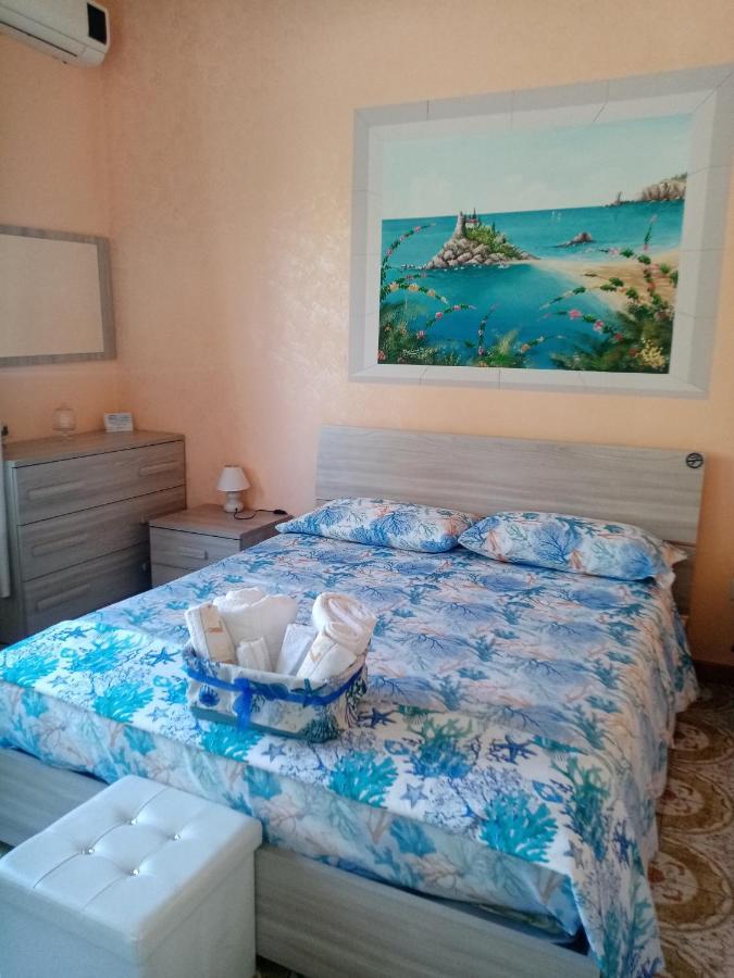 Bed and Breakfast Beb I Delfini Di Casa Paola Mascali Exterior foto