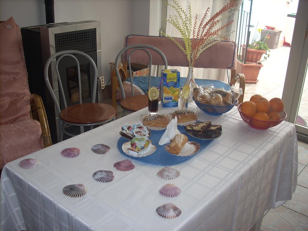 Bed and Breakfast Beb I Delfini Di Casa Paola Mascali Exterior foto